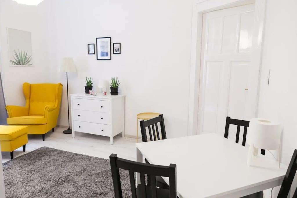 Central 30M2 A/C Apartment, 3 Min From Ny Cafe Budapest Eksteriør bilde